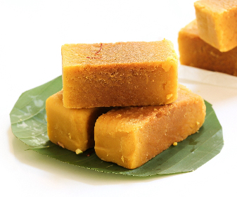 It is the most famous sweet of Mysore and is made of gram flour, ghee and sugar. This soft and fudgy dessert melts in your mouth as soon as you take a bite.